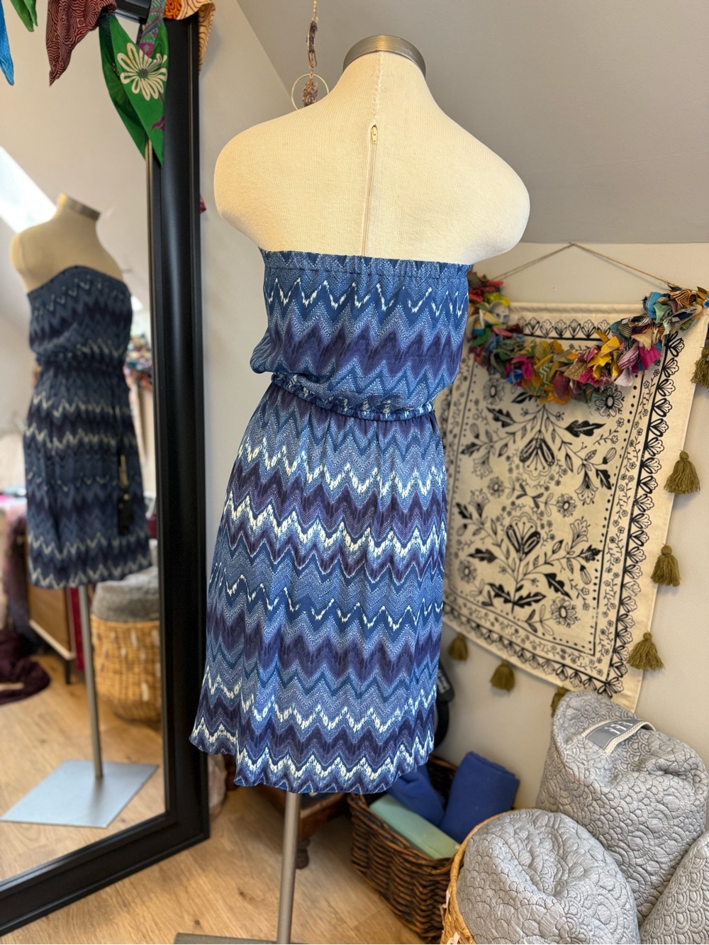 Figure Silk Strapless Blue Chevron Dress with Belt XS - Picture 4 of 7